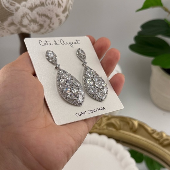 ✨ Elegant Cubic Zirconia Teardrop Earrings ✨ - Picture 4 of 5